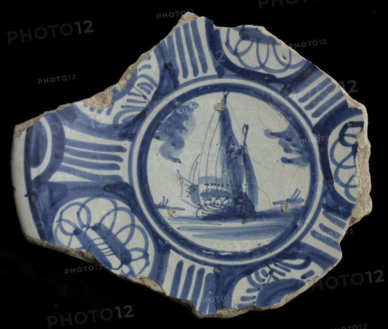 Fragment majolica dish, blue on white, sailing ship, edge in Wanli style, plate dish crockery holder soil find ceramic
