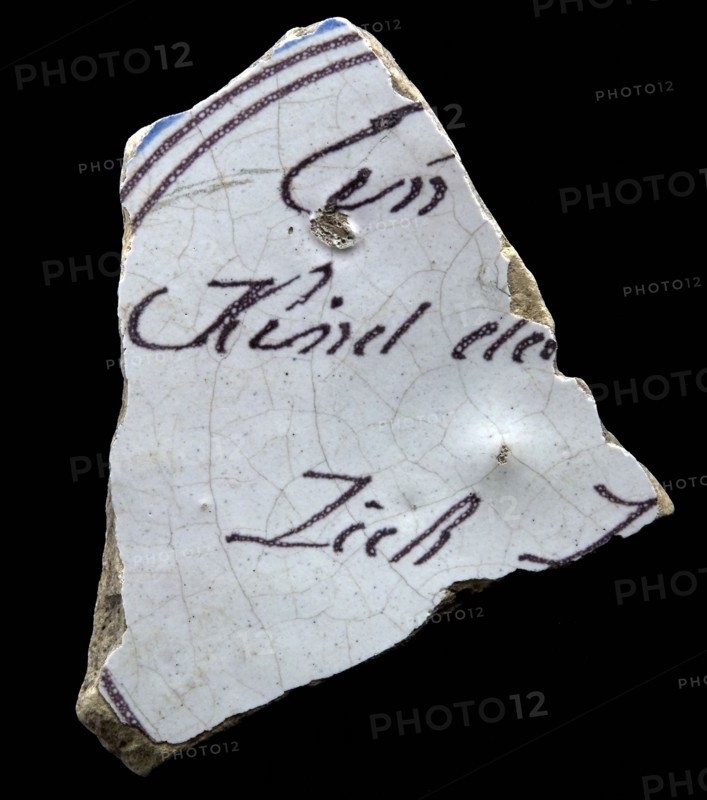 Small fragment majolica dish, purple and blue on white, painted with text, plate crockery holder soil find ceramic earthenware