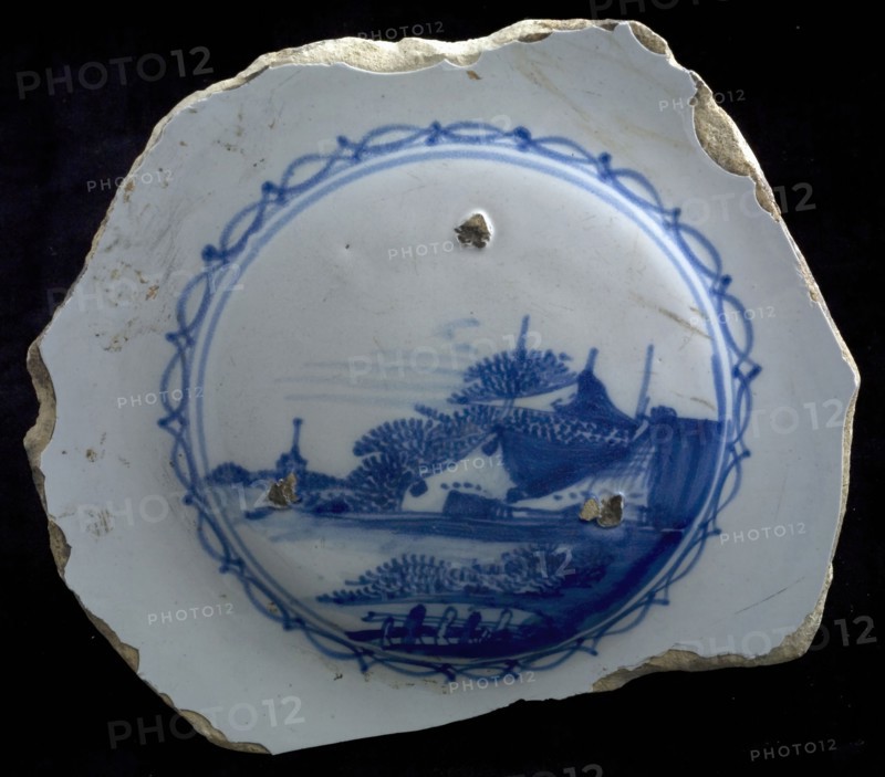 K, Fragment majolica dish, blue on white, landscape with farm, plate dish crockery holder soil find ceramic earthenware glaze