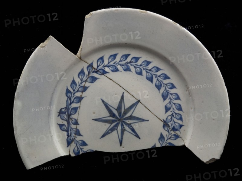Faience plate, blue on white, laurel wreath with eight-pointed star, dish plate crockery holder soil find ceramic earthenware