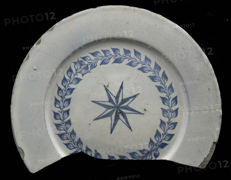 Faience plate, blue on white, laurel wreath with eight-pointed star, dish plate tableware holder earth discovery ceramic