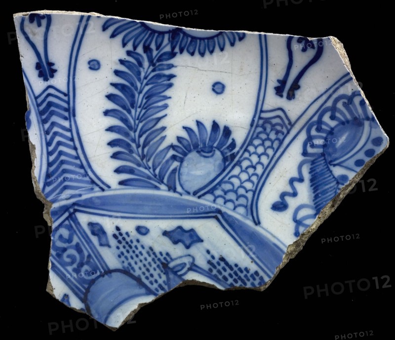 Fragment faience dish, blue on white, Chinese decor with Chinese border, dish plate crockery holder earth discovery ceramic