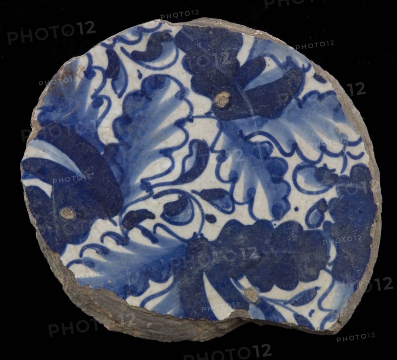 Fragment majolica dish, blue on white, -foglie leaf motifs, dish plate tableware holder earth discovery ceramics earthenware