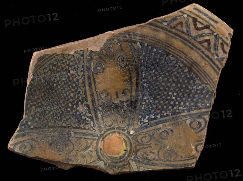 Fragment majolica dish, purple and blue on white, Decor with stylized leaf motifs and shaded surfaces, dish plate crockery