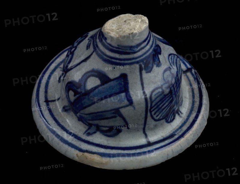 Fragment (foot) salt vessel, blue on white with Chinese motifs, salt barrel tableware holder soil find ceramics pottery glaze