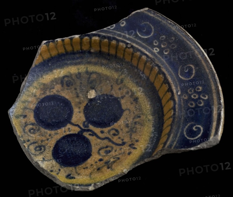 Fragment majolica salt scale, yellow and blue on white, motif with three circles and volutes, sgraffito border, salt bowl salt