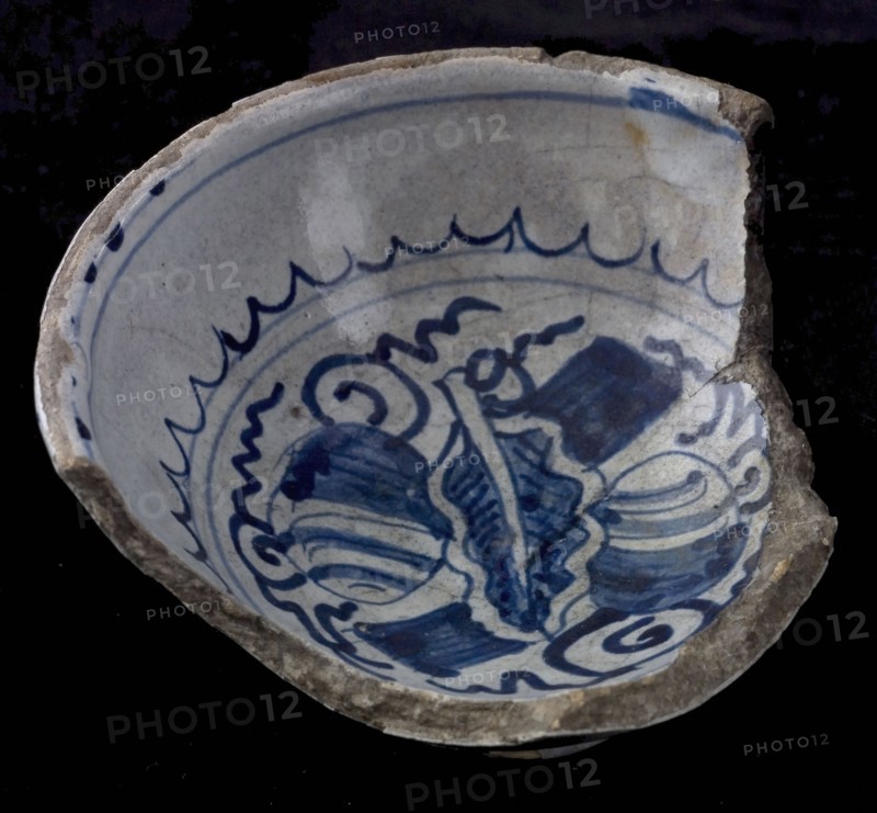 Fragment bowl, blue on white, Chinese decor surrounded by serrated edge, bowl crockery holder soil find ceramic pottery glaze