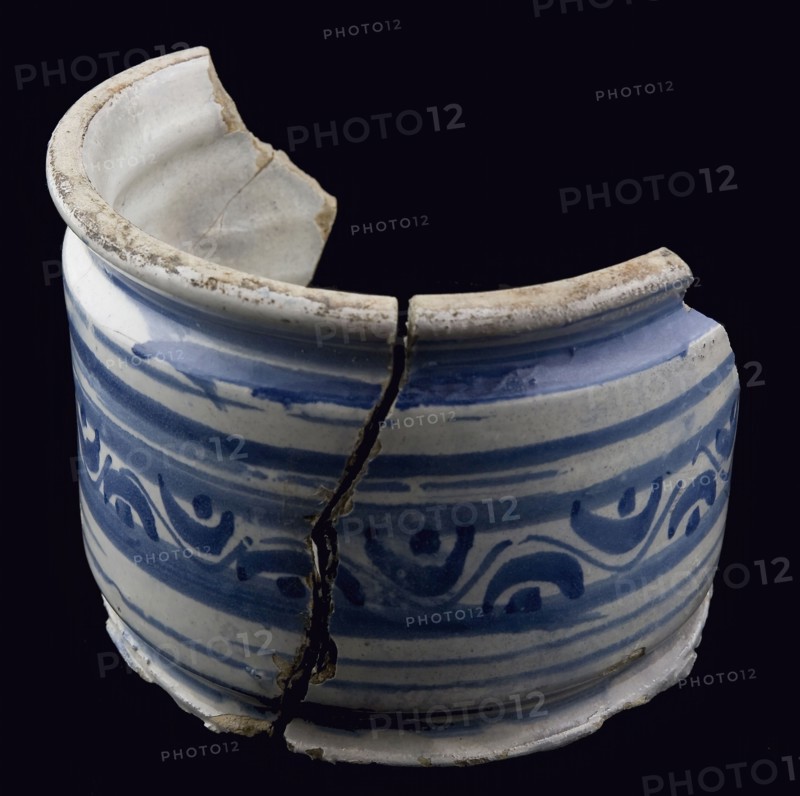 Fragments of majolica ointment jar, blue zigzag decor on white ground, wide model, ointment jar holder soil find ceramic
