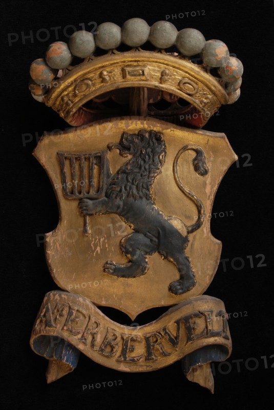 Carved wooden crowned coat of arms including the name Am. Erbervelt, coat of arms informative form carvings sculpture sculpture
