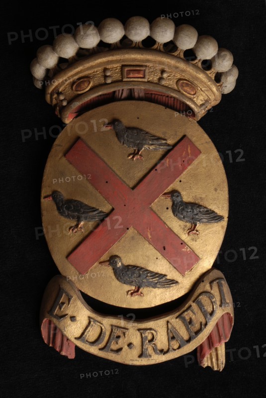 Carved wooden crowned coat of arms including the name E. De Raedt, coat of arms informative form carvings sculpture sculpture