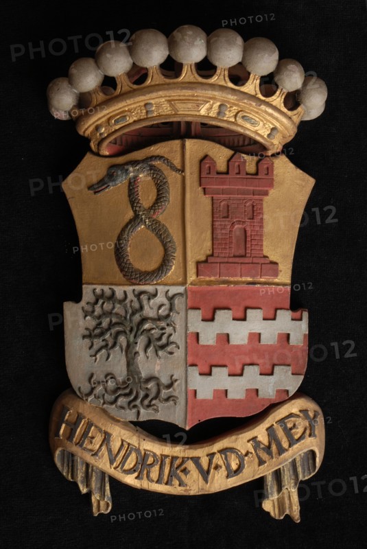 Carved wooden crowned coat of arms including the name Hendrik vd Mey, coat of arms information form wood carving sculpture