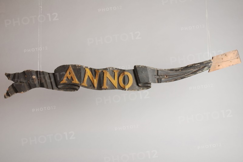 Two carved ribbons with text ANNO and 1820, wood carving sculpture visual material wood paint blank metal, ANNO bridge bridge
