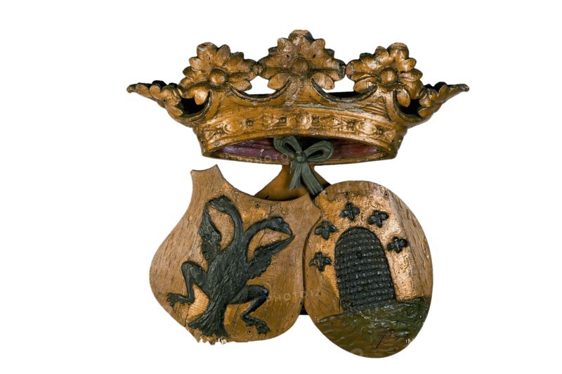 Wooden carved facade decoration, with alliance arms of Barendregt and Zoeteman, together under crown, ornament coat of arms