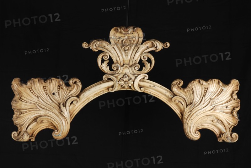 Carved wooden arched profile with three palmetal ornaments, ornament wood carving sculpture visual material wood paint