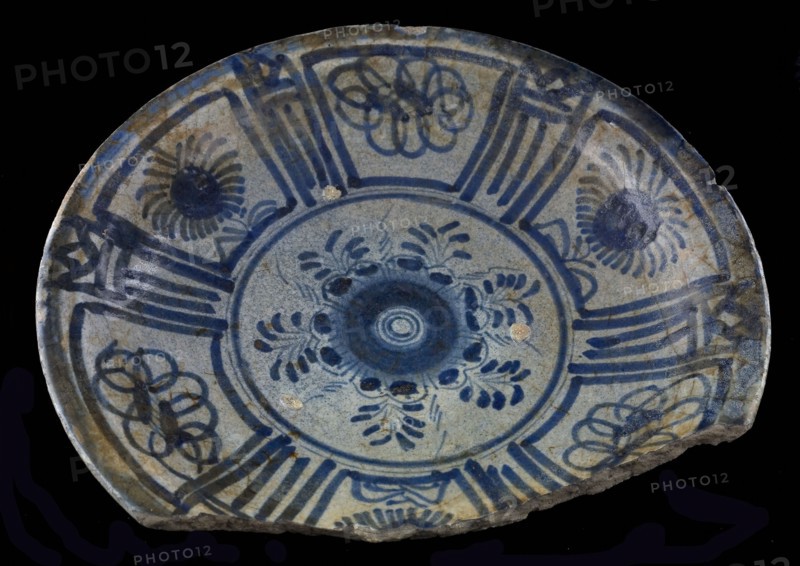 Majolica plate, blue on white, in the middle rosette, Chinese tape band in Wanli, plate dish tableware holder earth discovery