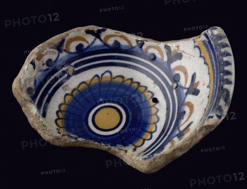 Fragment majolica bowl, yellow, orange and blue on white, rosette on the middle, cable edge, pap bowl bowl crockery holder soil