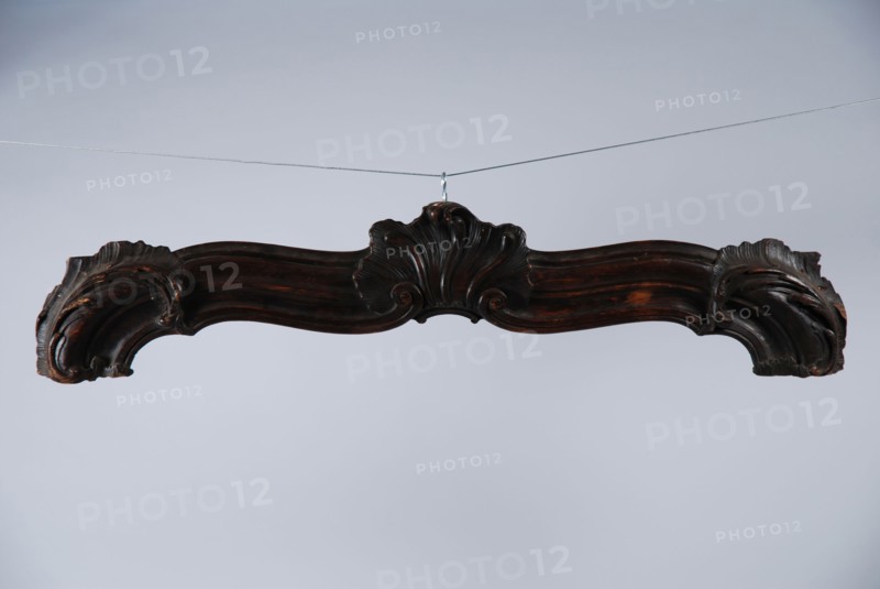 Bow-shaped profiled ornament, furniture crown, With carved leaf motifs in the middle and at the ends, ornament wood carving