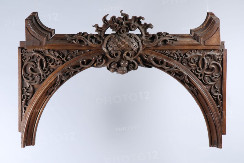 Bow-shaped profiled ornament with frame, in the leaf and flower motifs, ornament wood carving sculpture footage wood