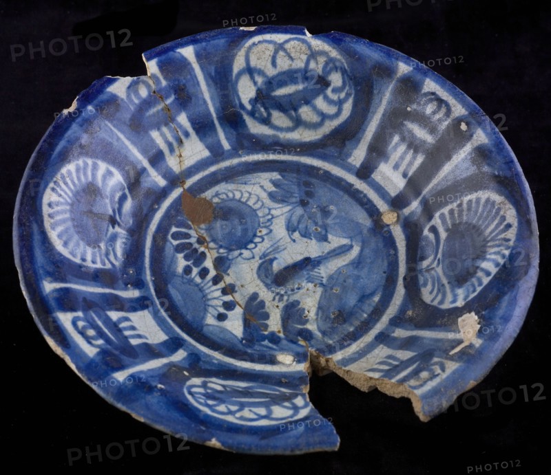 Majolica plate, blue on white, bird in Chinese garden in Wanli style, plate crockery holder soil find ceramic earthenware glaze