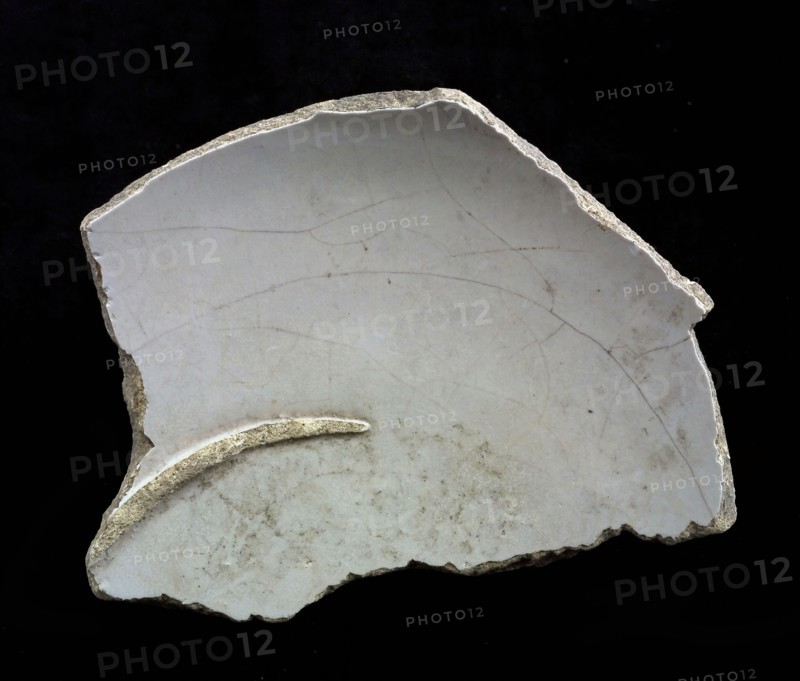 Fragment majolica dish, white glaze, baked edge on top, baking fault, plate dish crockery holder earth discovery ceramics