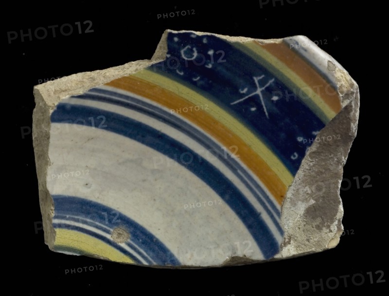 Three fragments of majolica bowl, polychrome decor and sgraffito border, exterior blue lines, bowl crockery holder soil find