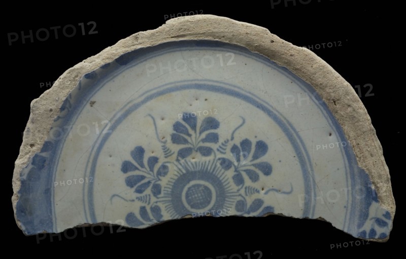 Fragment faience plate, blue on white, stylized floral pattern on mirror, plate dish crockery holder soil find ceramic
