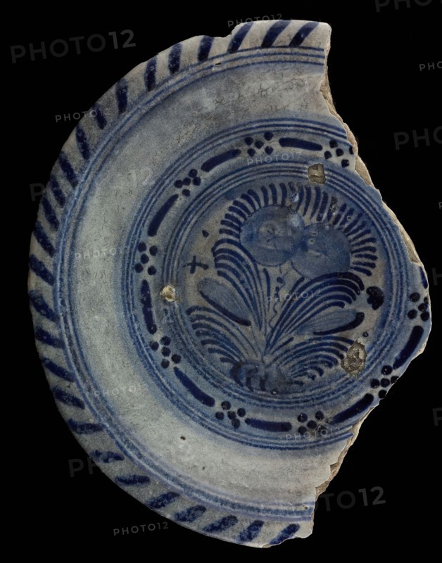 Majolica plate, blue on white, Chinese decor, two flowers on the ground, plate dish crockery holder soil find ceramic