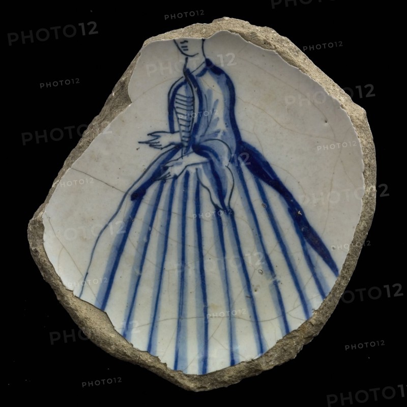Fragment faience plate, blue on white, grand lady in wide skirt with straitjacket and shawl, plate crockery holder earth