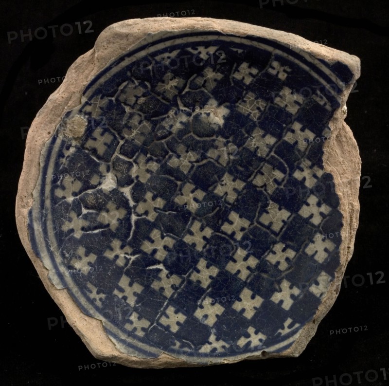 Fragment majolica bowl, blue on white, chessplate decor, bowl crockery holder soil find ceramic earthenware glaze, Cooked