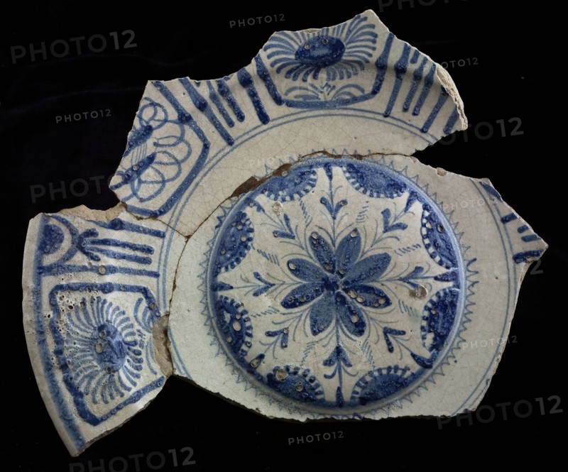 Fragment majolica pancake dish, blue on white, stylized floral decor, border in Wanli style, dish crockery holder soil find