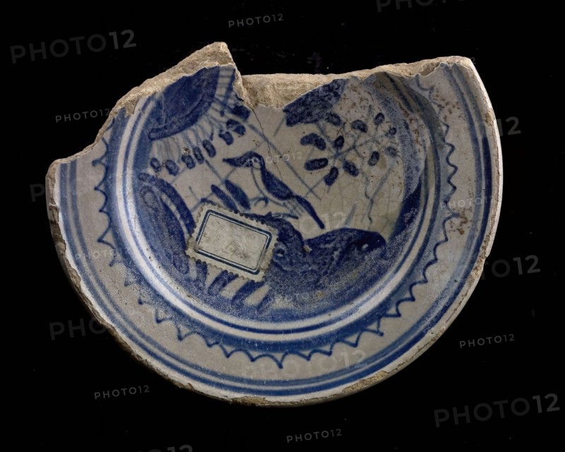 Fragment majolica salt bowl, blue on white, decor Chinese garden with bird, salt bowl salt barrel tableware container earth