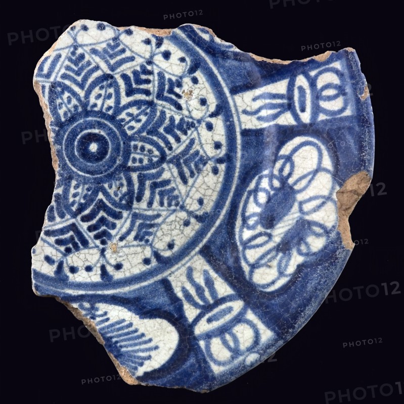 Fragment majolica dish, blue on white, stylized flower, rim in Wanli style, dish tableware holder soil find ceramics pottery
