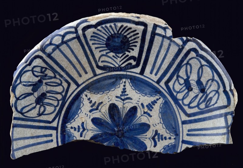 Half majolica dish, blue on white, stylized flower on mirror, rim in Wanli style, dish crockery holder earth discovery ceramics