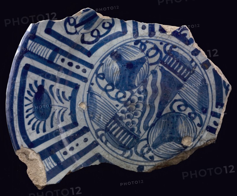 Fragment majolica plate, blue on white, Chinese decor with roll of paper, border in Wanli style, plate crockery holder soil find