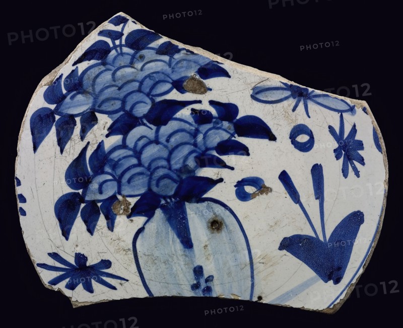 Fragment majolica dish, blue on white, Chinese decor with flower vase, dish tableware holder soil find ceramics pottery glaze
