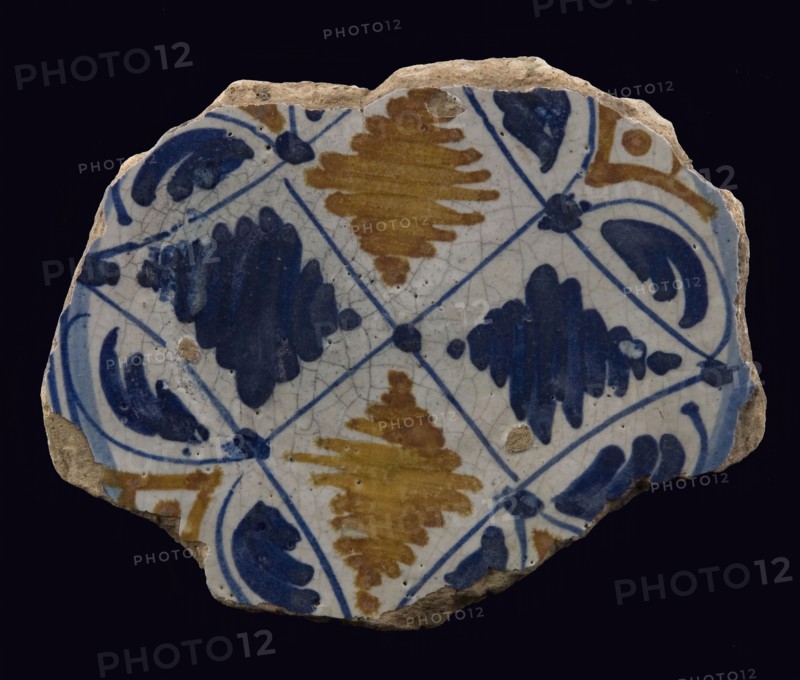 Fragment majolica dish, orange and blue on white, four-sided brushstroke decor, dish crockery holder soil find ceramic