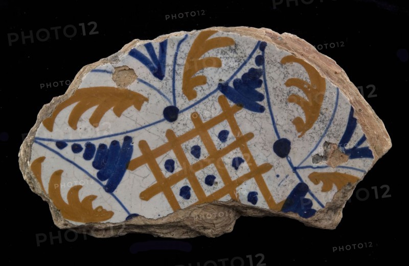 Fragment majolica dish, orange and blue on white, four-sided brushstroke decor with grid, dish crockery holder soil find ceramic