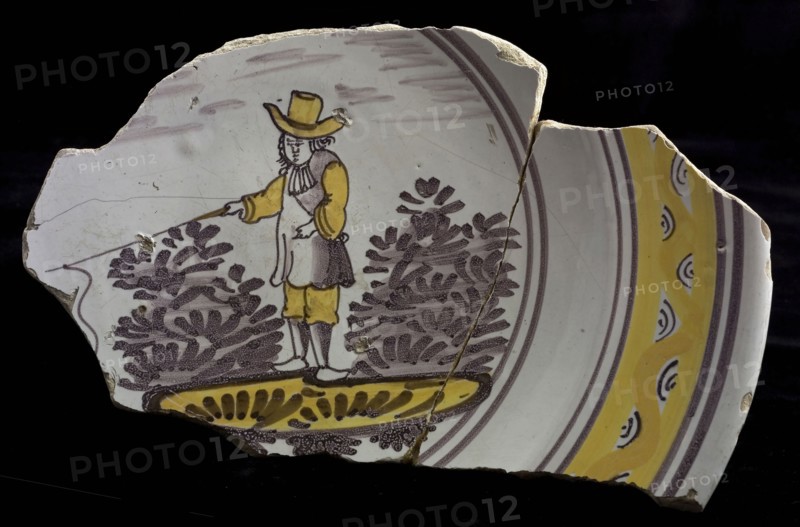Fragment majolica dish, yellow and purple on white, nobleman or angler in the mirror, dish crockery holder soil find ceramic