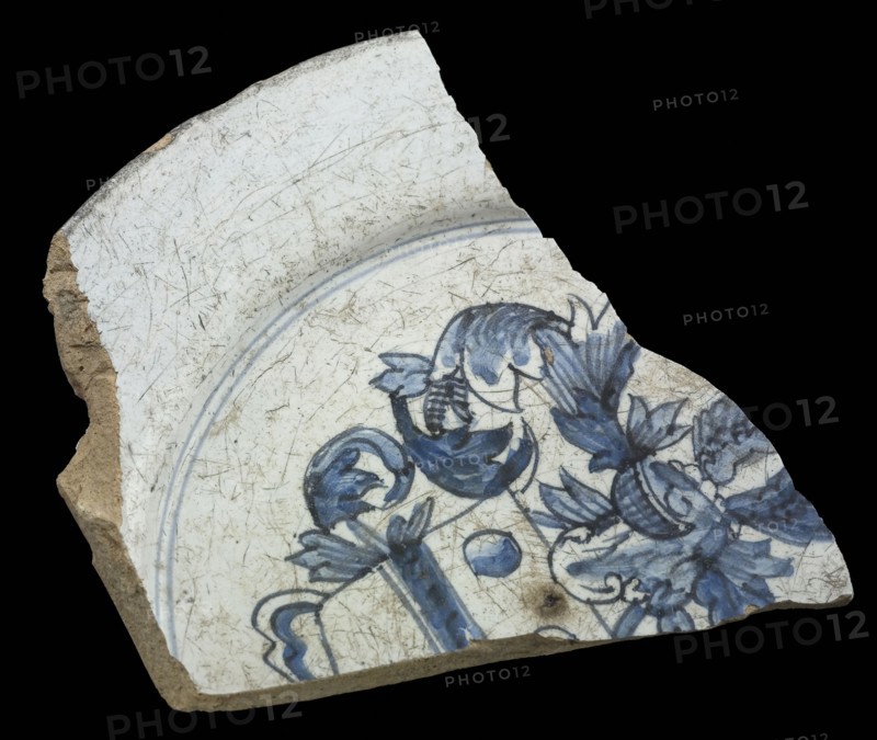 Fragment faience plate, blue on white, coat of arms with dot and beam, plate crockery holder soil find ceramic earthenware glaze