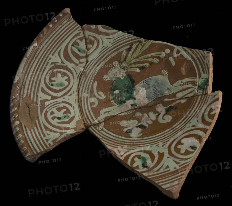 Fragment Werra plate, on the mirror jumping deer with year 1614, border with curls and leaf motif, plate crockery holder earth