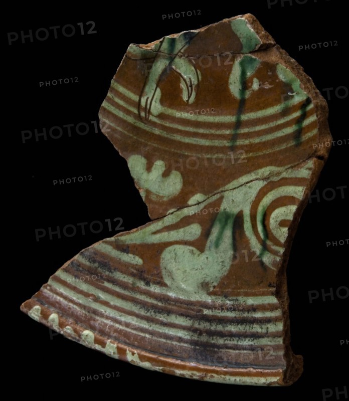 Fragments Werra plate, mirror decoration doe, in light yellow and green glaze, dated, plate crockery holder earth discovery