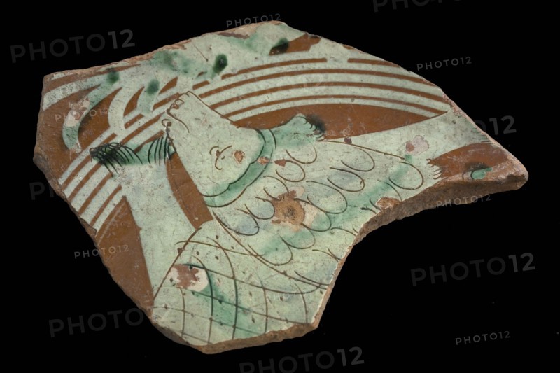 Bottom fragment Werra plate, mirror design with three intertwined fishes, pale yellow and green glaze, plate crockery holder