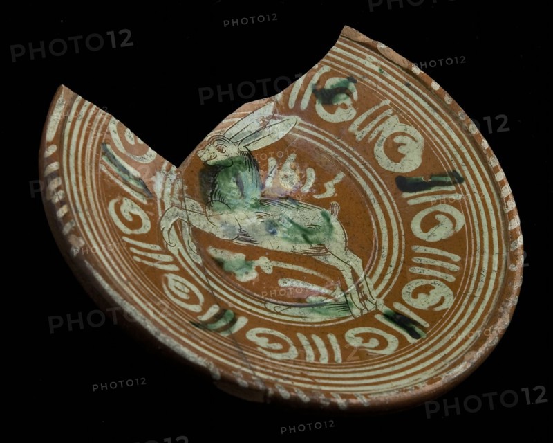 Werra plate, mirror decor jumping hare, decorated in sludge technique and sgraffito, dated 1615, plate crockery holder soil find