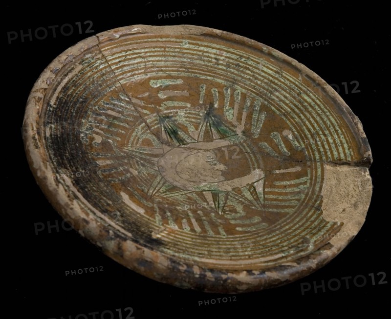 Werra plate on stand surface, mirror finish with moon face, decorated in sludge technology and sgraffito, plate crockery holder