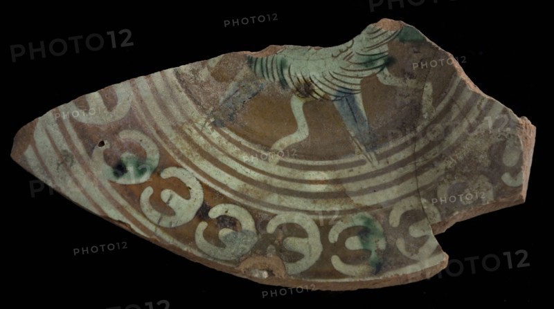 Fragment Werra plate, mirror decor six-pointed star with sgraffito face, pale yellow and green (and blue?) Glaze, plate crockery