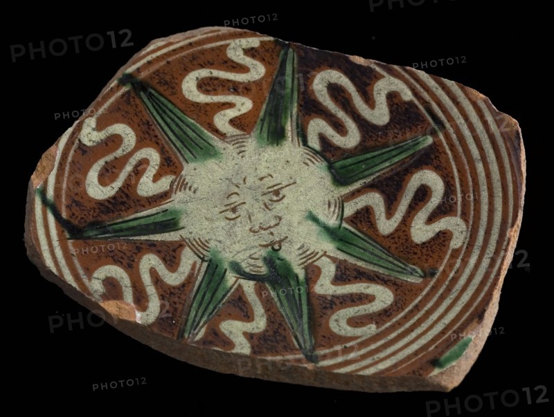 Bottom fragment Werra plate, mirror decor with seven-pointed star with sgraffito face, pale yellow and green glaze, plate