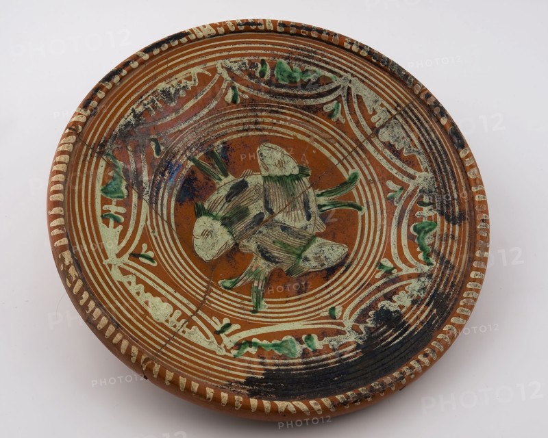 Werra dish, mirror decor with three fishes, light yellow and green glaze, edge decor bows and circles, dish crockery holder soil