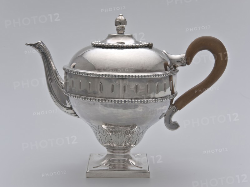 Silversmith: Douwe Eysma, Silver teapot with wooden handle, inverted pear-shaped belly decorated with lance-shaped leaf motifs