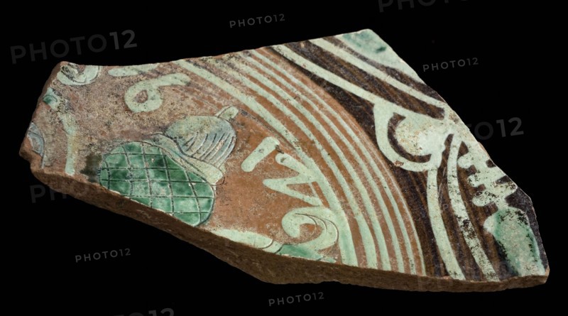 Bottom fragment Werra plate, mirror finish acorn, year 1612, pale yellow, brown and green glaze, plate crockery holder earth