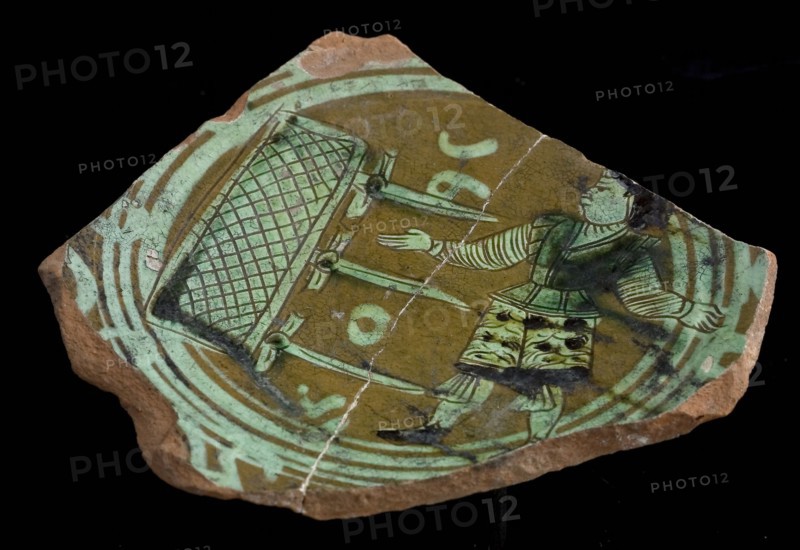 Bottom Fragment Werra plate, mirror decor standing man next to upright chest with three swords, year 1605, pale yellow and green